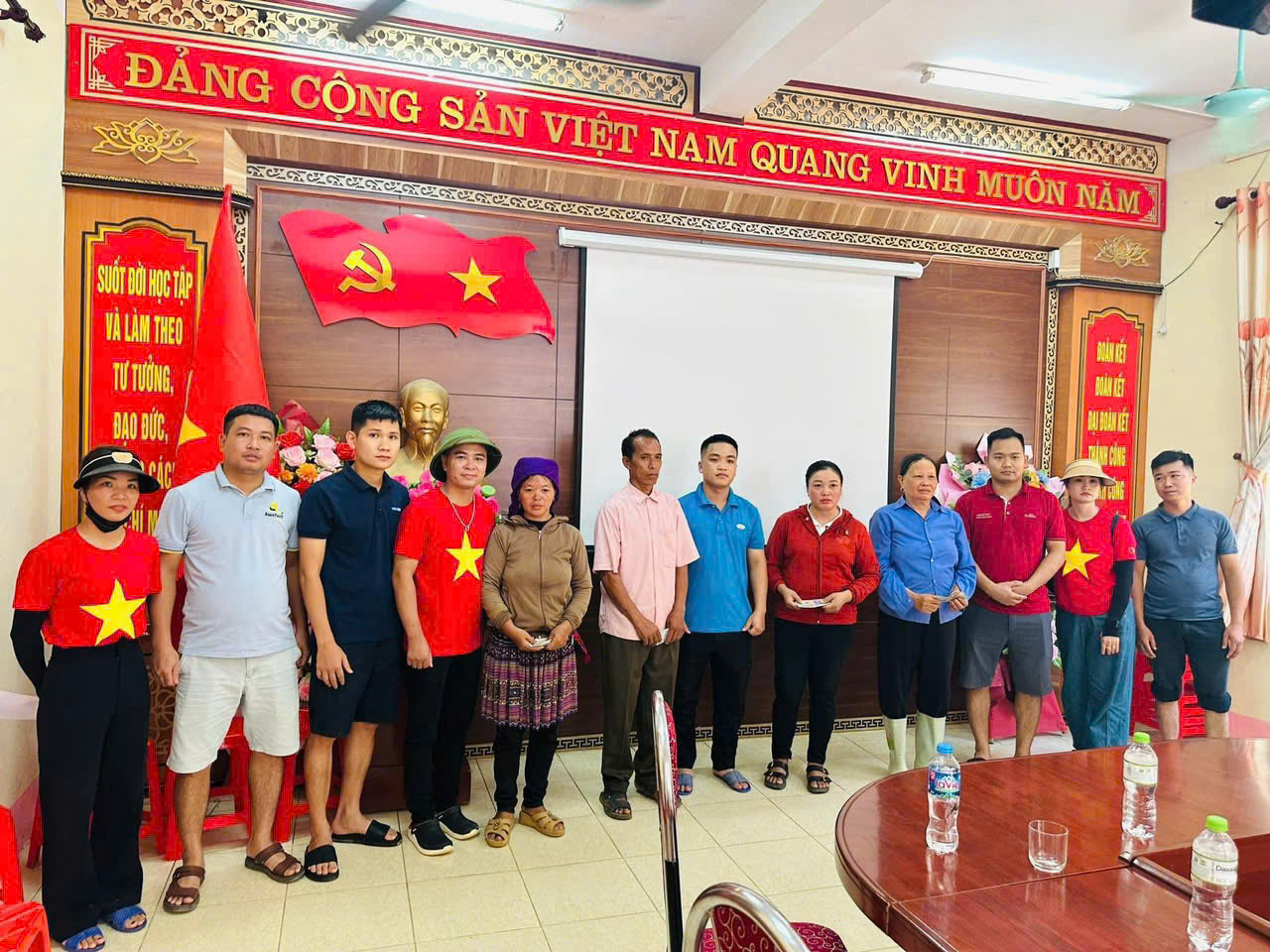  Amavet tiếp tục trao kinh phí hỗ trợ người dân Lào Cai