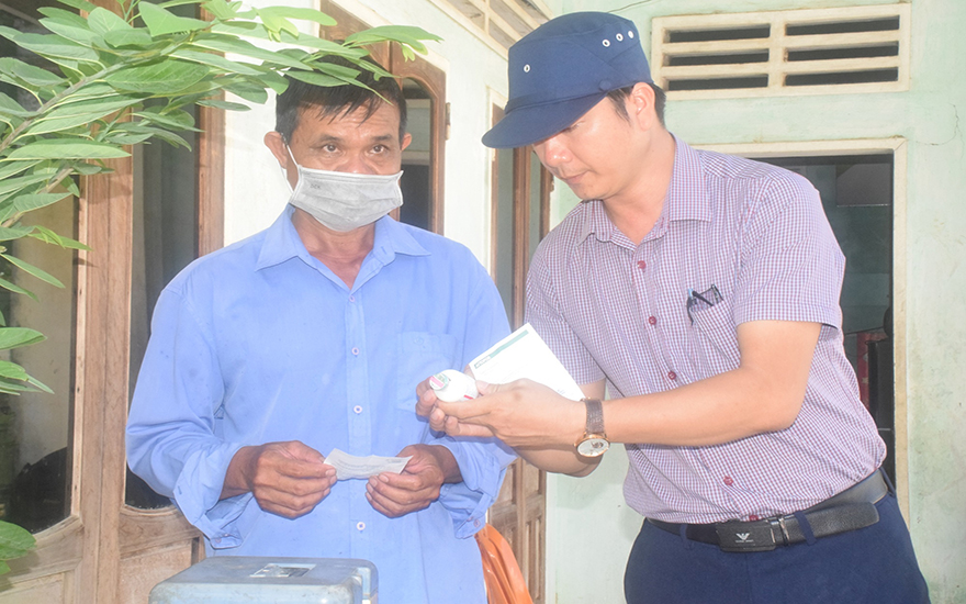  Một ngày cùng cán bộ thú y đi tiêm vacxin phòng bệnh lở mồm long móng